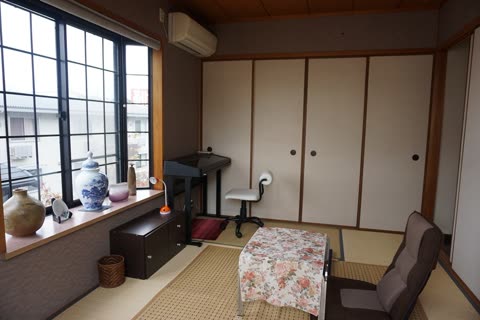A Japanese-style room with tatami mat floors contains an electric piano, a low table, and sliding fusuma doors.